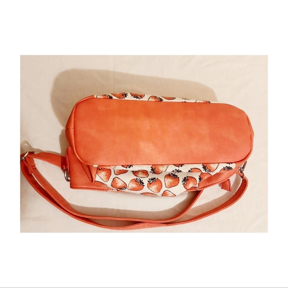 Strawberry purse. - Picture 6 of 8